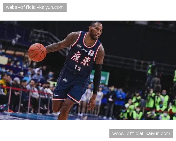 威姆斯关键抢断快攻扣篮，广东主场气氛被瞬间点燃